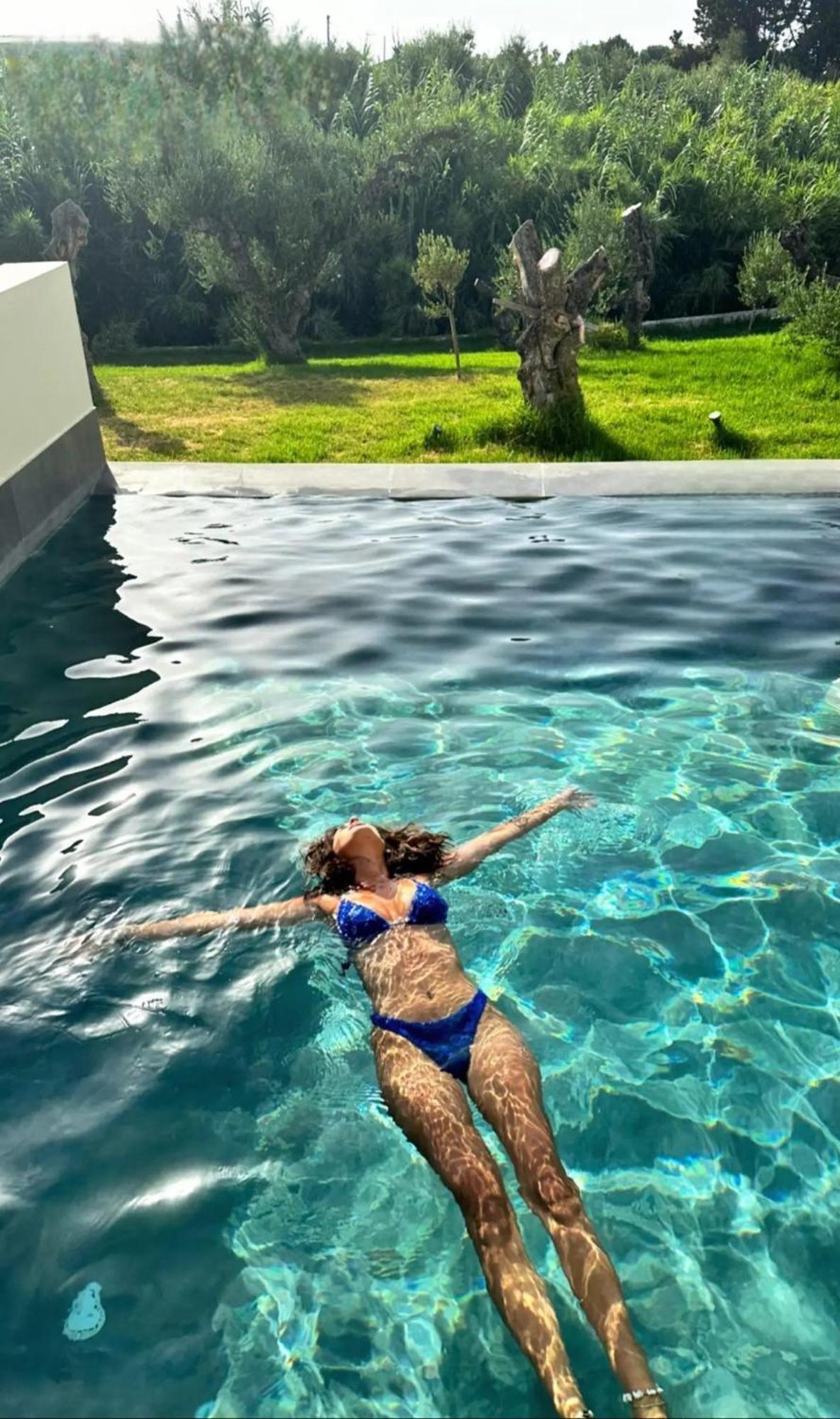 Tsamis Zante Suites (Adults Only) Psarou  Bagian luar foto A woman floating in a swimming pool