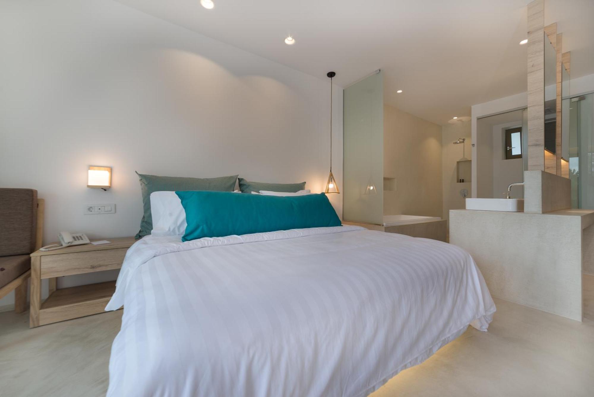 Tsamis Zante Suites (Adults Only) Psarou  Bagian luar foto A bedroom at the hotel